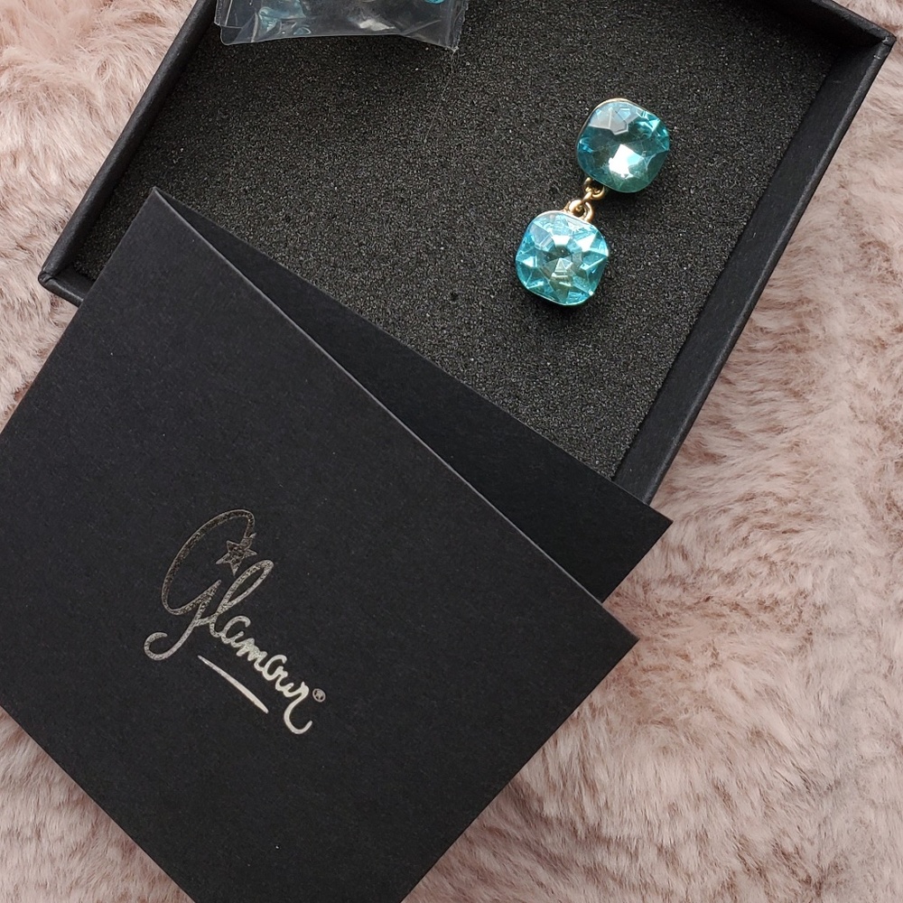 ♻️DONATED ♻️ 💄TAKE IT SALE💋Glamour Baby Blue Drop Earrings